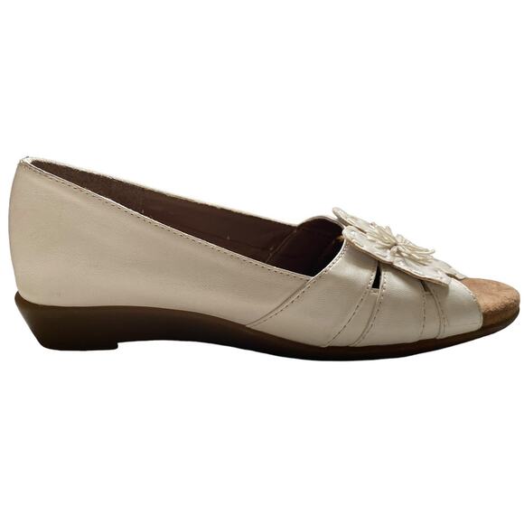 Women's AEROSOLES A2 White Flower Detail Open Toe Low Shoes  Feminine - Picture 11 of 11